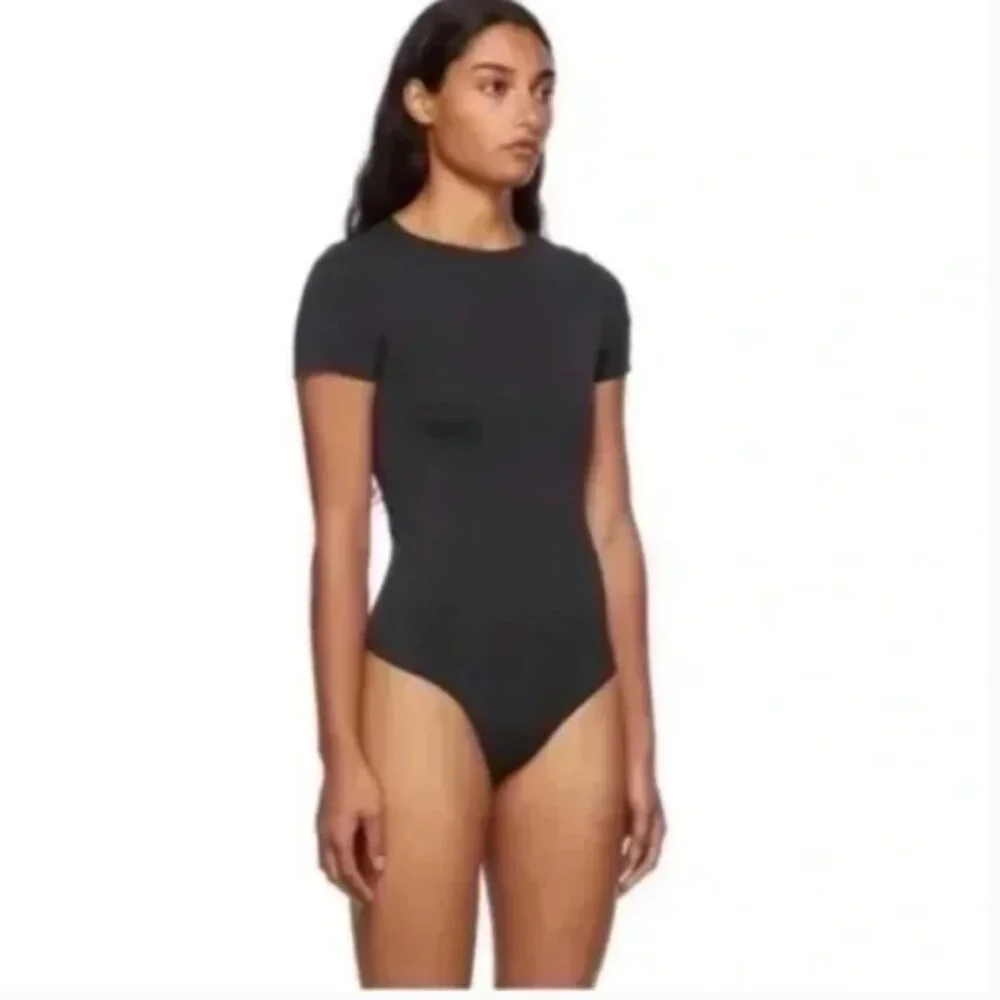 Skims Short Sleeve Seamless Essential Bodysuit‎ Onyx 4X/5X